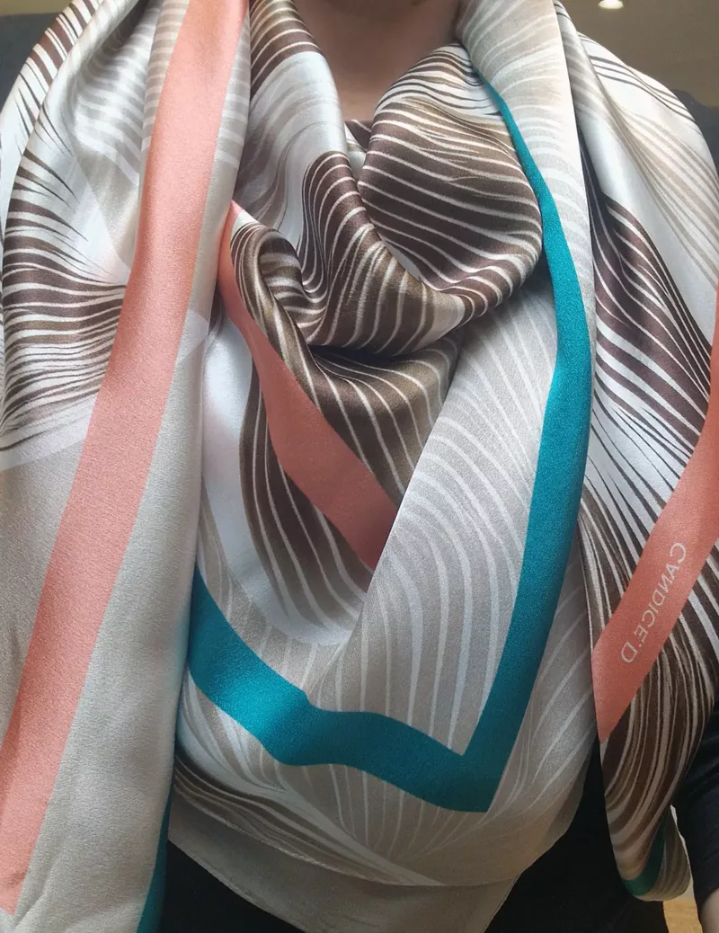 foulard en soie graphique beige perlé